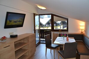 Dining - Newly Renovated Holiday Apartment Elisabeth with Shared Pool, Mountain Views & WiFi (Radstadt)