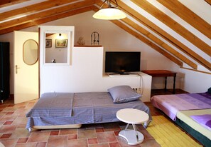 1 habitación, tabla de planchar con plancha, wifi y ropa de cama