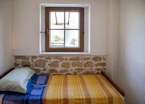 1 dormitorio, tabla de planchar con plancha, wifi y ropa de cama