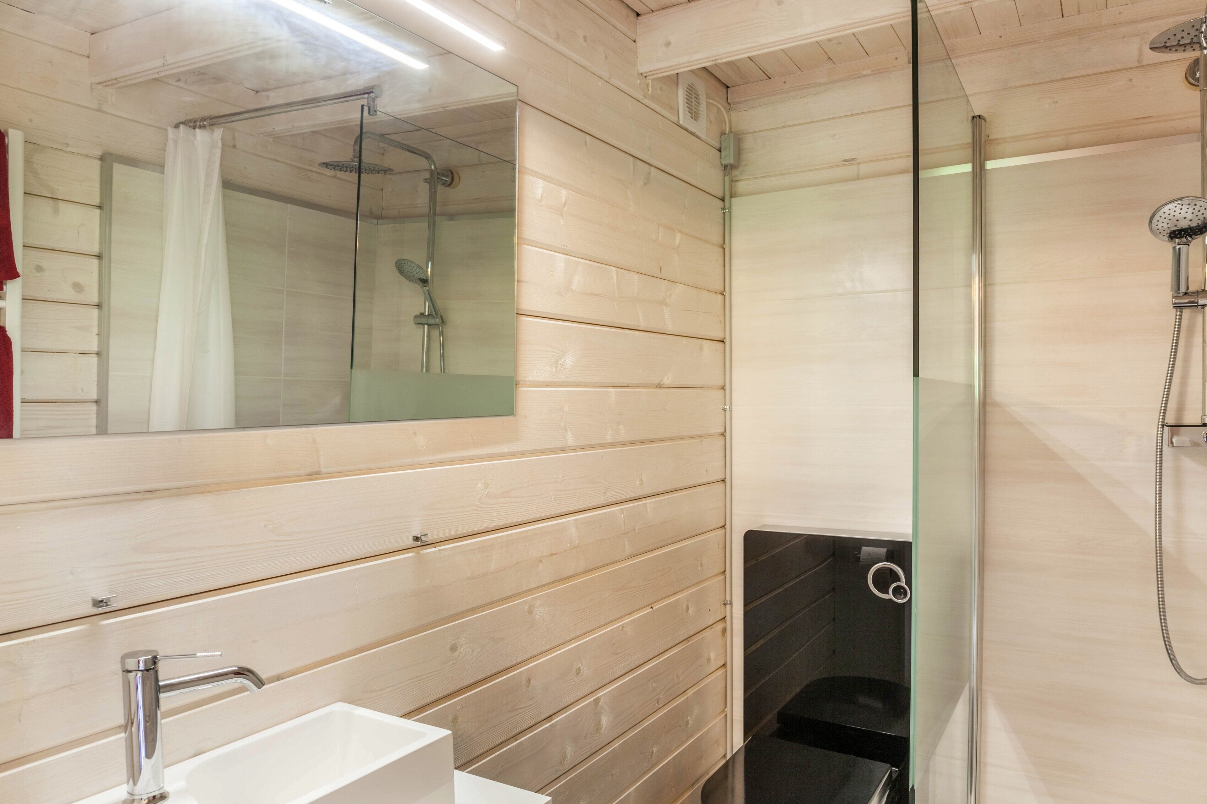 Dusche, kostenlose Toilettenartikel, Haartrockner, Handtücher