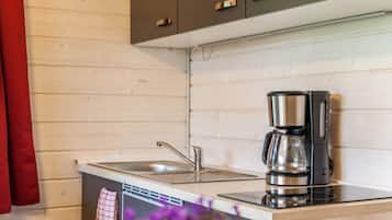 Fridge, stovetop, coffee/tea maker, electric kettle