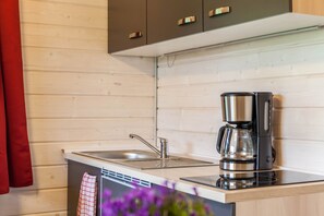 Geladeira, cooktop, cafeteira/chaleira, chaleira elétrica