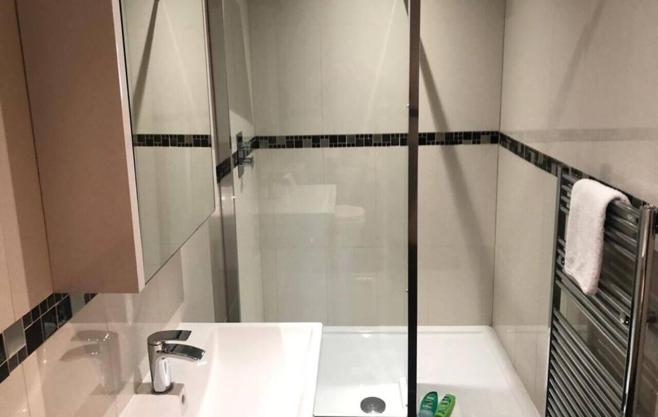 Combined shower/bathtub, free toiletries, hair dryer, towels