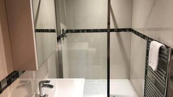 Combined shower/bathtub, free toiletries, hair dryer, towels