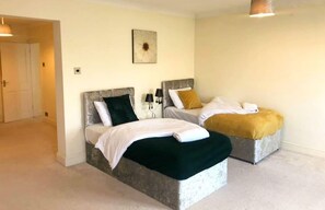3 bedrooms, iron/ironing board, WiFi, bed sheets - Spacious 3BR Home in Bedford for Big Groups (Bedford)