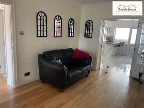 TV, Netflix, table football, streaming services - Spacious 3BR Home in Bedford for Big Groups (Bedford)