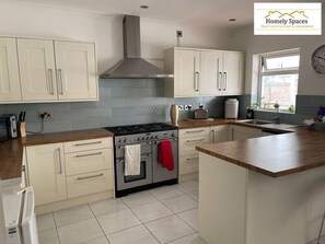 Fridge, microwave, oven, stovetop - Spacious 3BR Home in Bedford for Big Groups (Bedford)