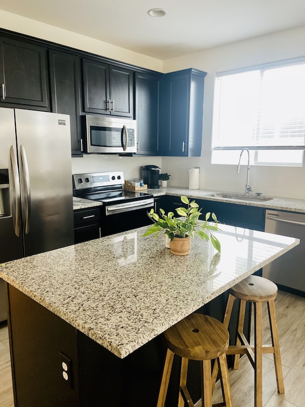 Een koelkast, een microgolfoven, een oven, een kookplaat