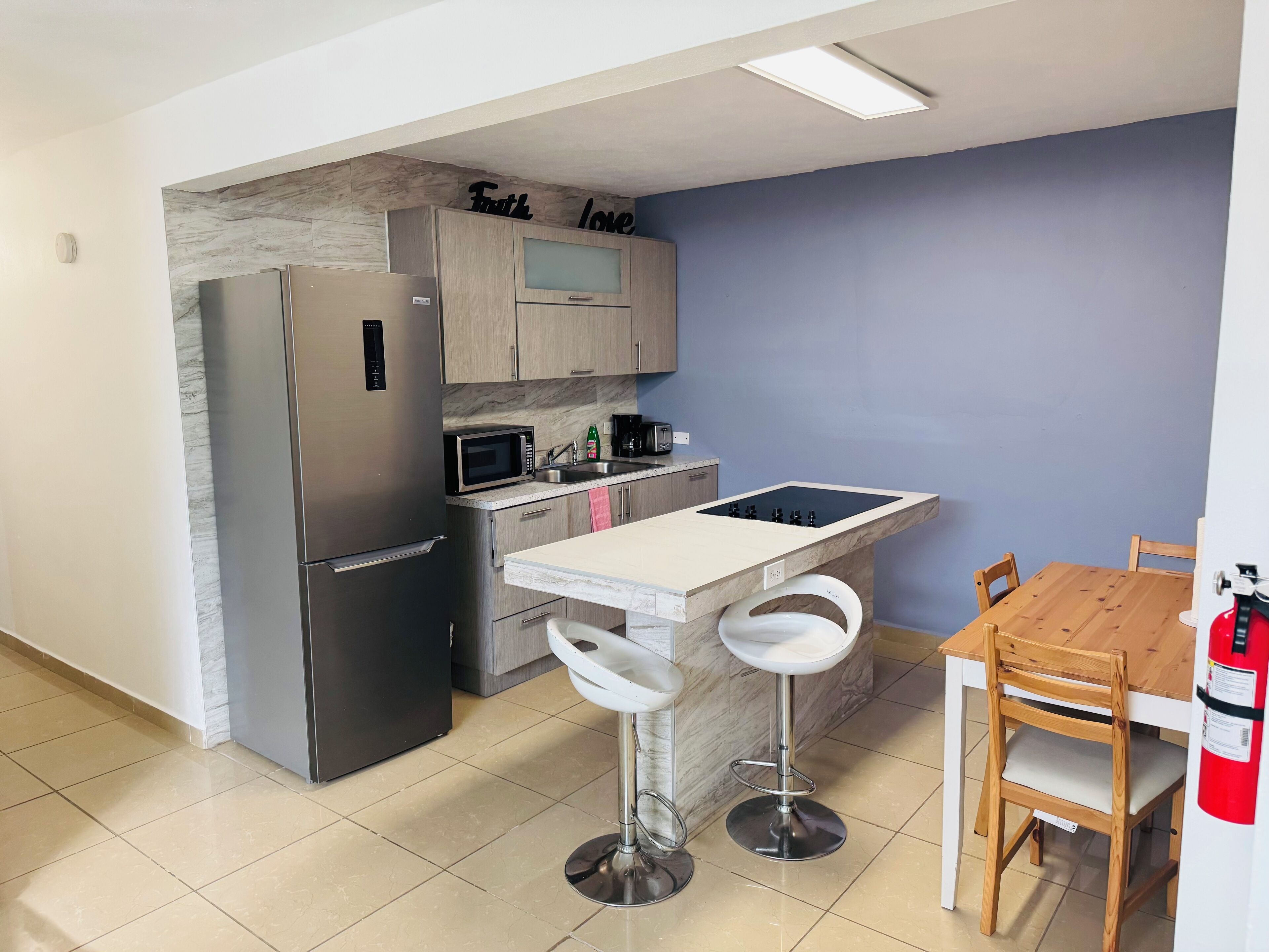 冷蔵庫、電子レンジ、コーヒー / ティーメーカー、ペーパータオル