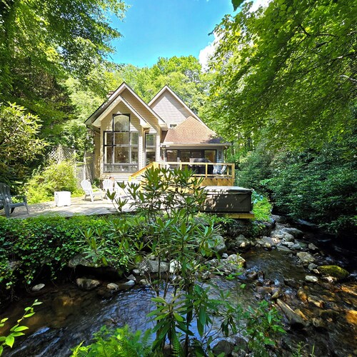 Rushing Water, Hot Tub, Big Deck, Firepit, Hiking, National Forest & Wi-Fi
