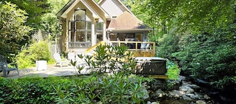 Rushing Water, Hot Tub, Big Deck, Firepit, Hiking, National Forest & Wi-Fi