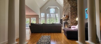 Rushing Water, Hot Tub, Big Deck, Firepit, Hiking, National Forest & Wi-Fi