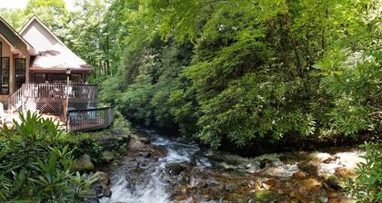 Rushing Water, Hot Tub, Big Deck, Firepit, Hiking, National Forest & Wi-Fi