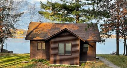Lakeside Cabin - Sandy Beach & Amazing Lake View!