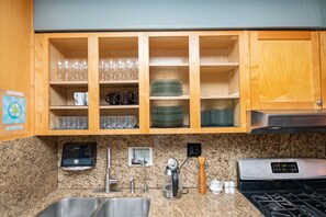 Großer Kühlschrank, Mikrowelle, Ofen, Herdplatte