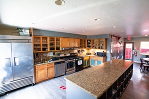 Full-sized fridge, microwave, oven, stovetop