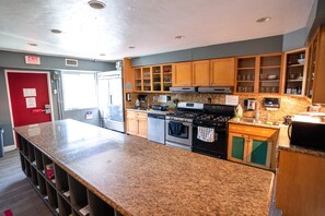 Deluxe Double Room, 1 Queen Bed, Corner | Shared kitchen | Full-sized fridge, microwave, oven, stovetop - California Dreams Hostel - Ocean Beach (San Diego)