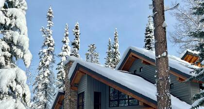 Large Ski-In / Ski-Out Timber Frame House, Open Concept, New Hot Tub!
