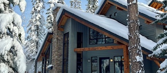 Large Ski-In / Ski-Out Timber Frame House, Open Concept, New Hot Tub!