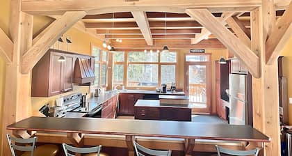 Large Ski-In / Ski-Out Timber Frame House, Open Concept, Hot Tub