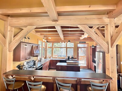 Large Ski-In / Ski-Out Timber Frame House, Open Concept, New Hot Tub