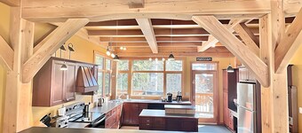 Large Ski-In / Ski-Out Timber Frame House, Open Concept, New Hot Tub