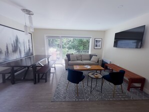 Smart TV, video games, books, computer monitors - Snow Rodeo Escape.  3 floor Townhouse, 2 private patios, 7 person HOT TUB!!! (Revelstoke)