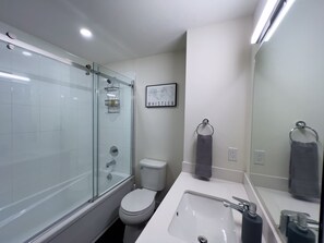 Combined shower/bathtub, hair dryer, towels, soap