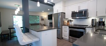 Snow Rodeo Escape.  3 floor Townhouse, 2 private patios, 7 person HOT TUB!!!