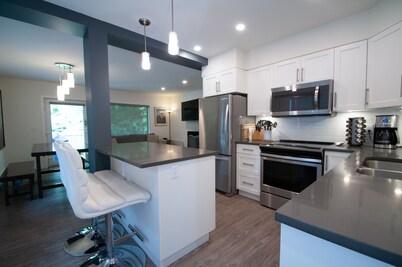 Snow Rodeo Escape.  3 floor Townhouse, 2 private patios, 7 person HOT TUB!!!