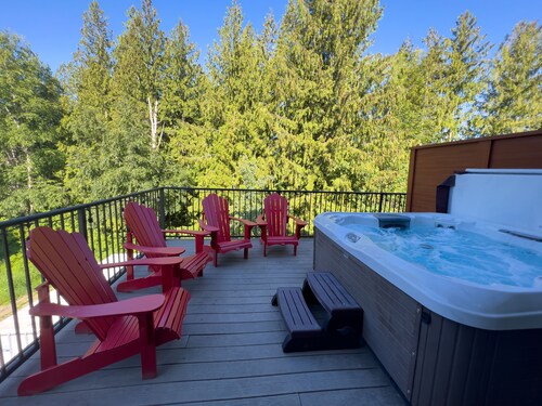 Snow Rodeo Escape.  3 floor Townhouse, 2 private patios, 7 person HOT TUB!!!