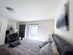 3 bedrooms, desk, free WiFi, bed sheets