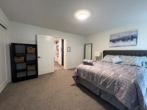 3 bedrooms, desk, free WiFi, bed sheets - Snow Rodeo Escape.  3 floor Townhouse, 2 private patios, 7 person HOT TUB!!! (Revelstoke)