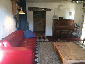 Smart TV, fireplace, DVD player, books - Pretty old house ideal for small groups (Léogeats)