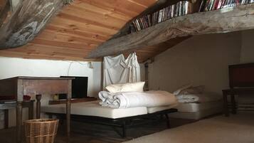 4 bedrooms, desk, iron/ironing board, free WiFi
