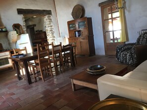 Smart TV, fireplace, DVD player, books - Pretty old house ideal for small groups (Léogeats)