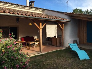 Outdoor dining - Pretty old house ideal for small groups (Léogeats)