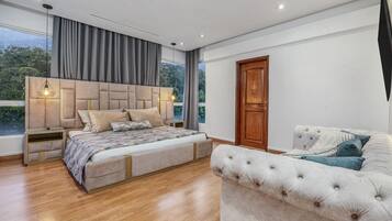 6 bedrooms, in-room safe, desk, iron/ironing board