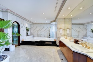 Ensemble douche/baignoire, baignoire Ă jets, bidet, serviettes fournies