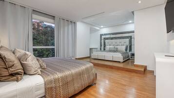 6 bedrooms, in-room safe, desk, iron/ironing board