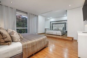 6 habitaciones, caja de seguridad en la habitación y escritorio 