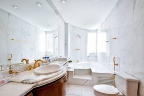 Duschwanne, Whirlpool, Bidet, Handtücher