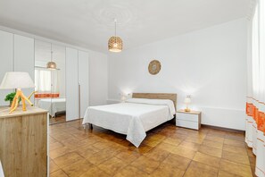 2 makuuhuonetta, silitysrauta/-lauta, vuodevaatteet