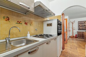 Kühlschrank, Ofen, Herdplatte, Kochgeschirr/Geschirr/Besteck