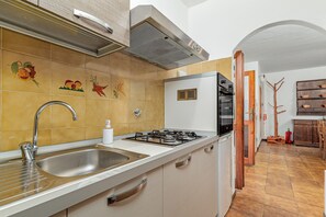 Jääkaappi, uuni, liesi, keittoastiat/astiat/ruokailuvälineet