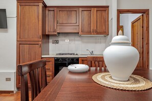 Fridge, oven, stovetop, cookware/dishes/utensils - Villa Speranza 2 near the beach with sea view, A/C, garden, terrace, barbecue & outdoor shower (Olbia)