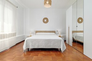 2 slaapkamers, een strijkplank/strijkijzer, beddengoed