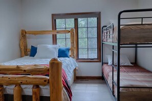 4 Schlafzimmer, Schreibtisch, Bügeleisen/Bügelbrett, Reisekinderbett