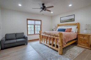 4 多间卧室、办公桌、熨斗/熨衣板、旅行婴儿床