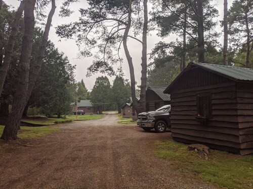 Moreno's Cottages Cabin #10 -2 Bed/2 Bath Adirondack 4 season Cabin in the pines